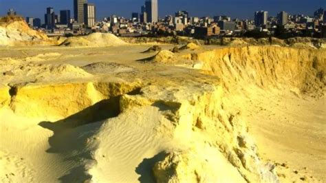 Life in City of Gold: सोने के चमकते शहर के पीछे की अंधेरी दुनिया ...