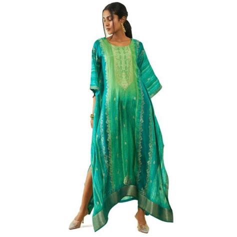 Stunning mehendi outfits for women to rock this wedding season