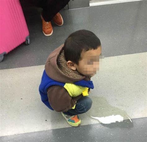 北京地铁一男童车厢内随地小便 父母不予理睬-搜狐