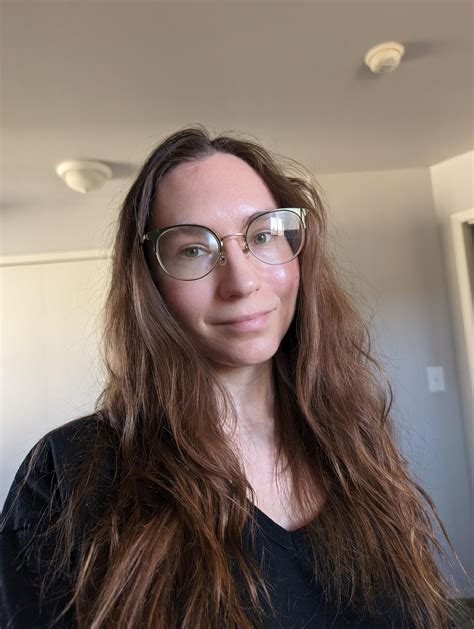 Am I hot in glasses - 32F : r/SFWAmIHot