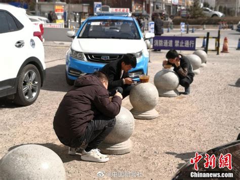 蹲着吃！扎马步吃！抱柱吃！谁都阻挡不了兰州人吃牛肉面_新浪图片