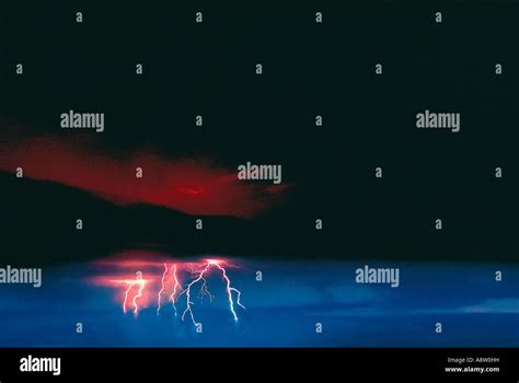 Lightning Over Water 的图像结果