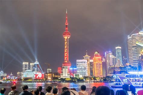 上海外滩国庆灯光秀流光溢彩 引众多游客齐欣赏-新闻频道-长城网