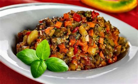 Икра из баклажанов и кабачков на сковороде: неожиданный рецепт любимого ...