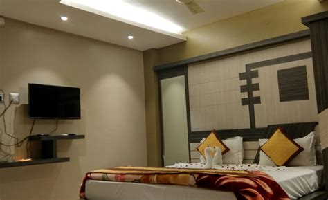 Oishi Plaza | Hotel in Khatra | Timbu.in