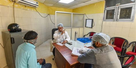 Overworked Lucknow Hospitals have No Time for COVID-19 Protocols - The Wire