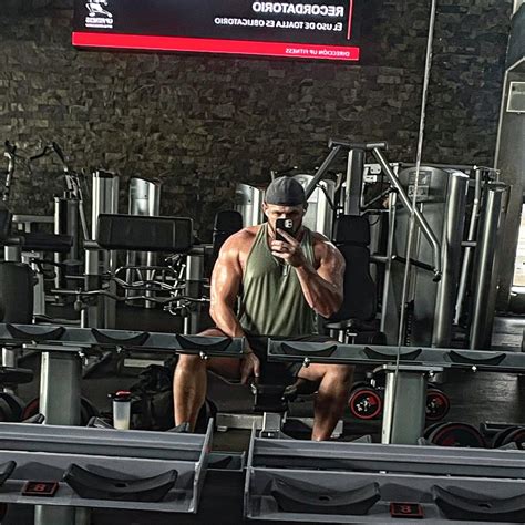 Current weight 114.3kg (252 pounds). Body recomp in progress. 1 week in ...