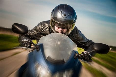 骑摩托车的人图片-戴头盔骑摩托车的人在路上飙车素材-高清图片-摄影照片-寻图免费打包下载