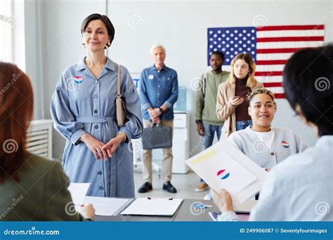 Line of People Voting 的图像结果