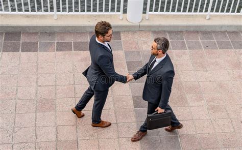 Business People Shaking Hands 的图像结果