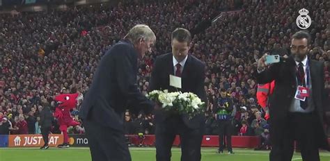 El emotivo homenaje del Liverpool a Amancio en Anfield