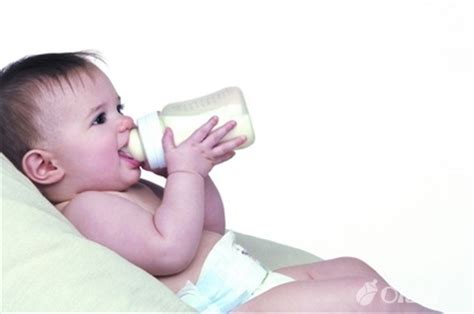 宝宝容易呛奶怎么办？婴儿呛奶原因及急救方法介绍