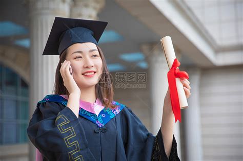 拿毕业证书的毕业生高清图片下载-正版图片500932817-摄图网