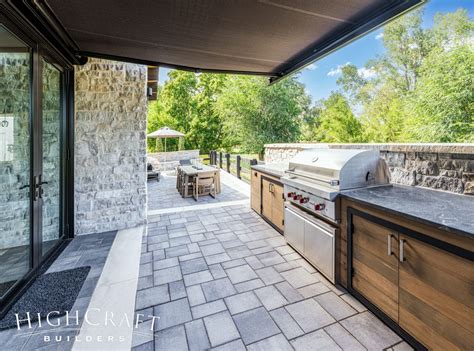 6 Outdoor Kitchens with Built-in Barbeques