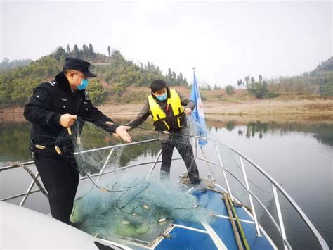 丰收节到！丹江渔民喜迎渔获丰收，怀抱大鱼开怀大笑