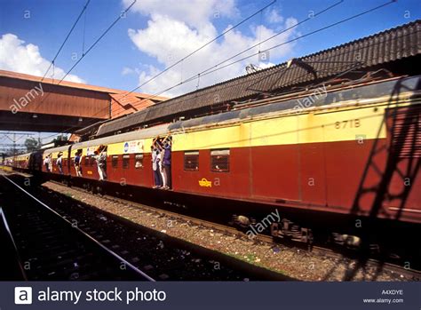 Beautiful Mumbai Local Train Image 的图像结果