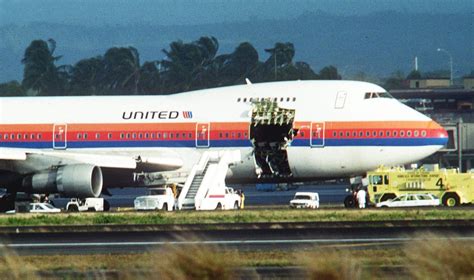 United Airlines Flight 811 (Boeing 747) landing safely at Honolulu ...