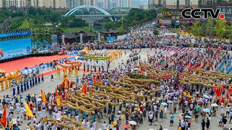 贵州德江：近三十万人走上街头欢度水龙节 与龙共舞场面壮观！ |《中国新闻》CCTV中文国际 - YouTube