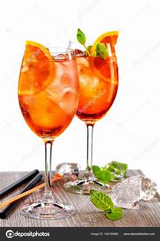 bicchieri aperol spritz due bicchieri di aperol spritz foto stock bicchieri aperol spritz due bicchieri di aperol spritz foto stock