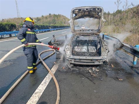 二手奔驰车高速上着火 谷城消防紧急救援 - 湖北日报新闻客户端