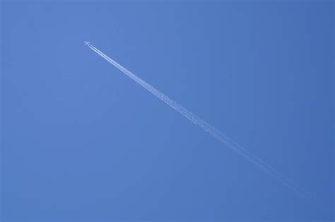 飞机在什么情况下会产生尾迹云？ - 知乎