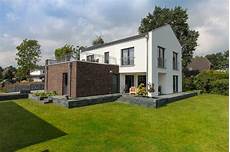 Flachdach Garage Mit modernes einfamilienhaus mit satteldach architektur Flachdach Garage Mit modernes einfamilienhaus mit satteldach architektur