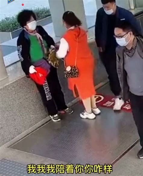 郑州阿姨电梯摔倒被好心人扶起 其中一位热心女孩找到了凤凰网河南_凤凰网