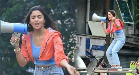 Alia Bhatt created a ruckus by climbing on the roof of the car |कार की ...