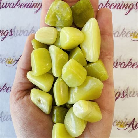 https://cdn.shoplightspeed.com/shops/633000/files/63018828/650x650x1/lemon-yellow-jade-tumbled.jpg