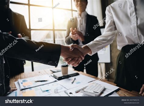 Business People Shaking Hands 的图像结果