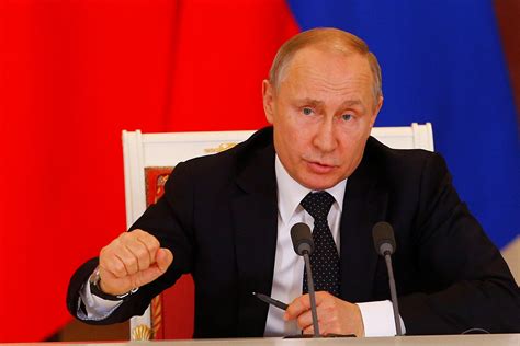 俄总统普京出席记者会 玩笔撇嘴百变表情包来袭