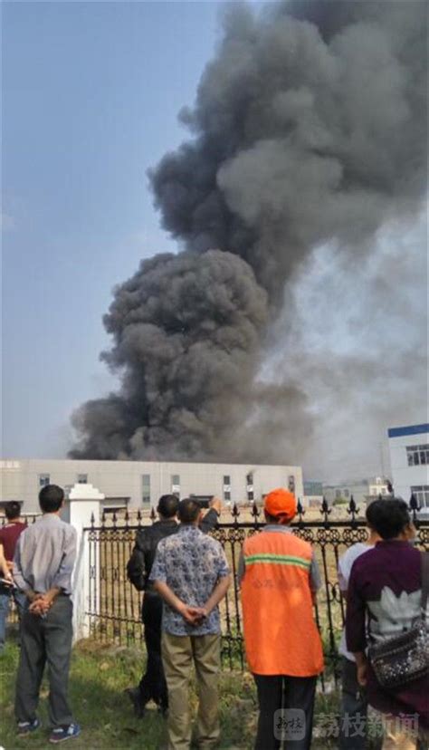淮安经开区一仓库突发大火蔓延多栋建筑，消防通报暂无人员伤亡