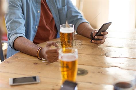 人技术智能手机的人酒吧酒吧喝啤酒阅读信息智能手机的男人酒吧酒吧喝啤酒高清图片下载-正版图片300063912-摄图网