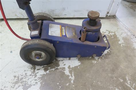 Napa Professional Lifting Equipment 22 Ton Floor Jack w/ Air Hose
