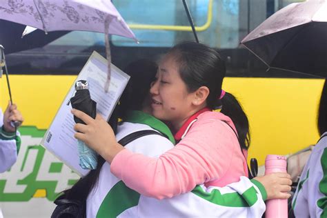 【直播】高考·决胜2018 | 旗开得胜！重庆市第十一中学校考点现场 家长穿旗袍为考生打气-上游新闻 汇聚向上的力量