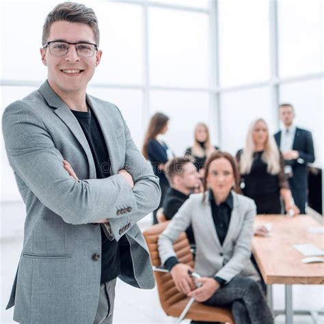 Business Man Standing 的图像结果