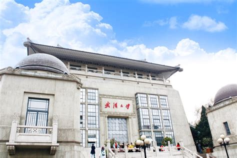 武汉大学早樱娇艳绽放 市民纷纷打卡拍照 - 海外网