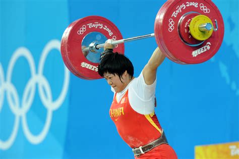 女举三枚奥运金牌被剥夺，《时代》记者回忆刘春红的“举重往事”