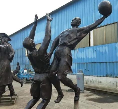 仿铜运动主题玻璃钢打篮球人物雕塑-方圳雕塑厂