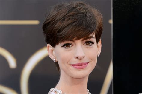 Anne Hathaway 'Nipples' On The Oscars Red Carpet Are Super Distracting ...