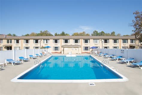 Spark by Hilton Mystic Groton Pool Pictures & Reviews - Tripadvisor