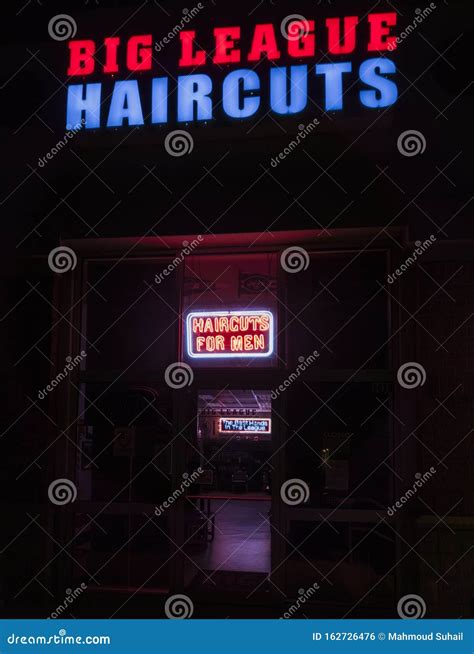 New Hartford, New York - 14 Aug. 2019: Low Key Image Voor De Storefront ...