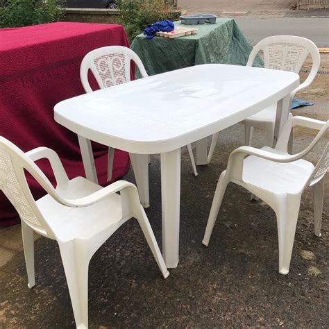 White plastic garden table and chairs in NN14 Kettering für 15,00 £ zum ...