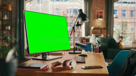 Computer Screen On Desk 的图像结果