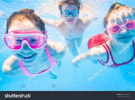 Swimming Underwater 的图像结果