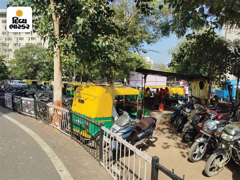 No board showing charges, lorries parked in front of Manekchowk ...