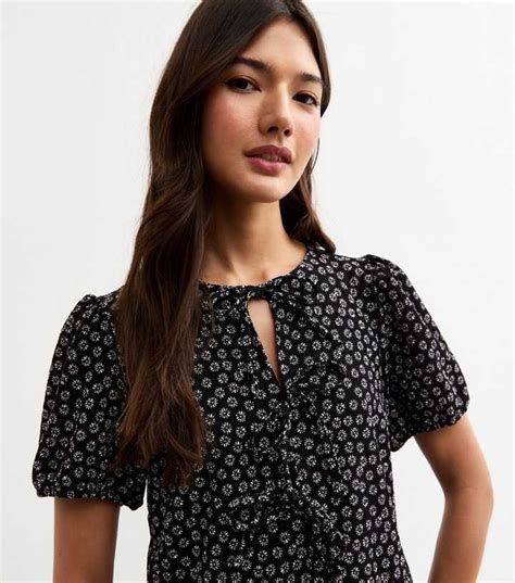 Black Daisy Print Tie Front Top | New Look