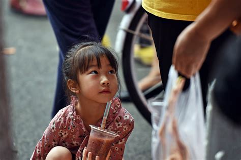 女生疑在奶茶中喝出10余颗玻璃珠：店家回应--快科技--科技改变未来