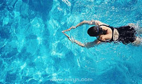 游泳池游泳时救生圈的正确使用方法 - 戴思乐集团官网