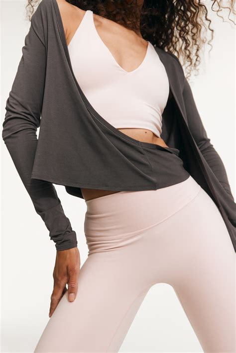 Light Support Sports bra with SoftMove™ - Soft pink - Ladies | H&M IN